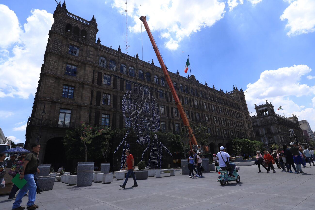 El Zócalo se Ilumina! Inicia la instalación del alumbrado decorativo para las fiestas patrias