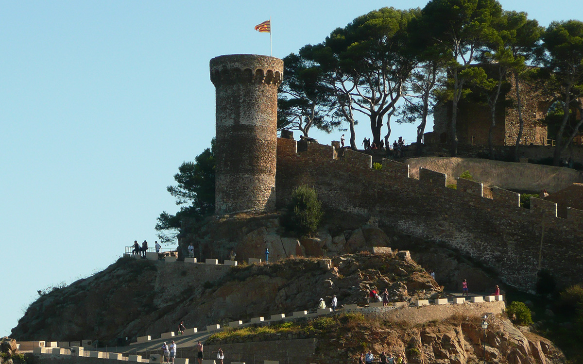 Tragedia en Cataluña: turista mexicana muere al caer por acantilado en Tossa de Mar