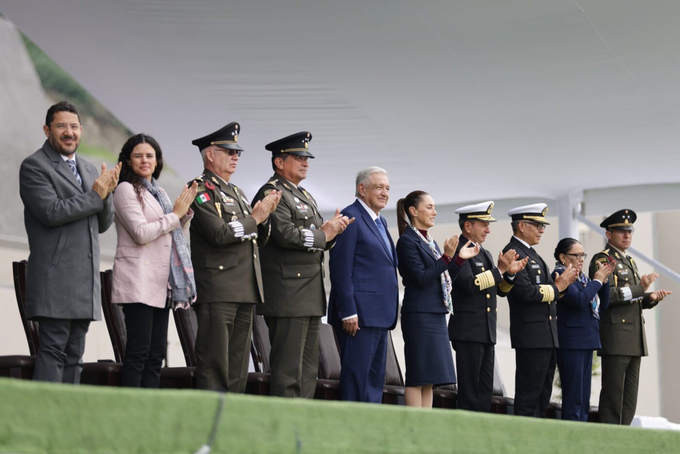 Martí Batres acompaña a López Obrador y Sheinbaum en evento con las Fuerzas Armadas