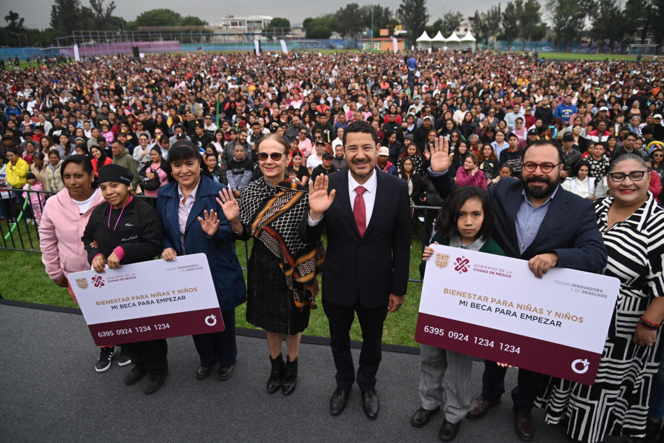 Martí Batres entrega tarjetas de «Mi Beca para Empezar» a 10 mil estudiantes en Iztacalco e Iztapalapa