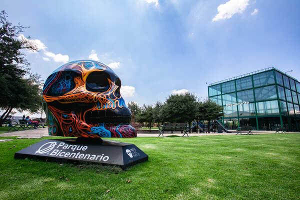 Mexicráneos 2024: calaveras gigantes iluminan el Parque Bicentenario