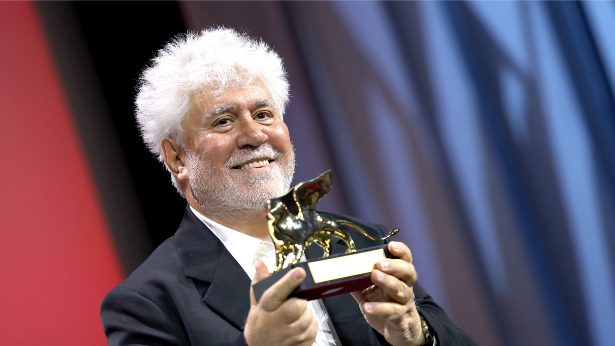 Pedro Almodóvar gana el León de Oro en Venecia con ‘La habitación de al lado’