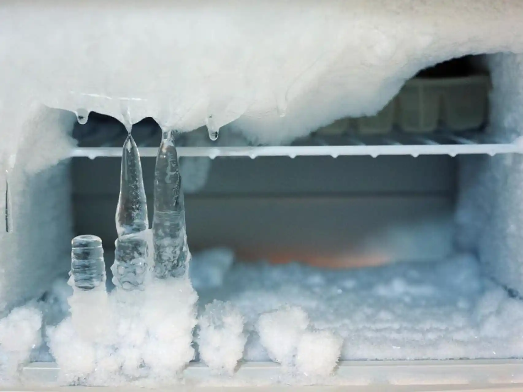 El truco infalible para deshacerte del hielo en tu congelador en minutos