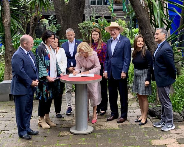 Jill Biden Explora el Legado de Frida Kahlo en la Casa Azul