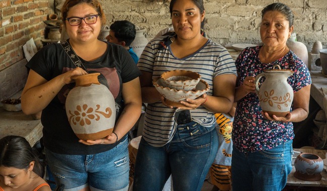 Un Legado en Barro: Brenda Gutiérrez y Adela García Juntas por la Alfarería Tradicional de Paticajo